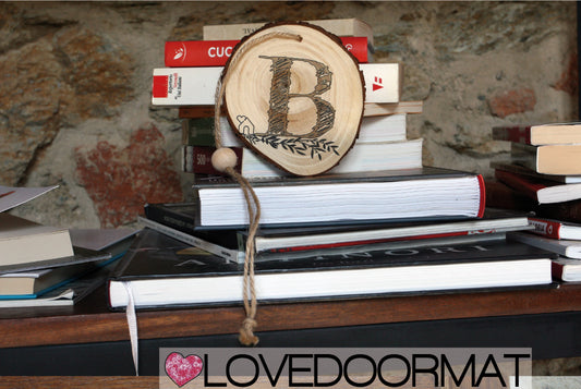 B - Rondella - Monogramma - LOVEDOORMAT in Legno, 100% BIO, dipinto a mano con Lettera e Design, da appendere, cm 40x12x3