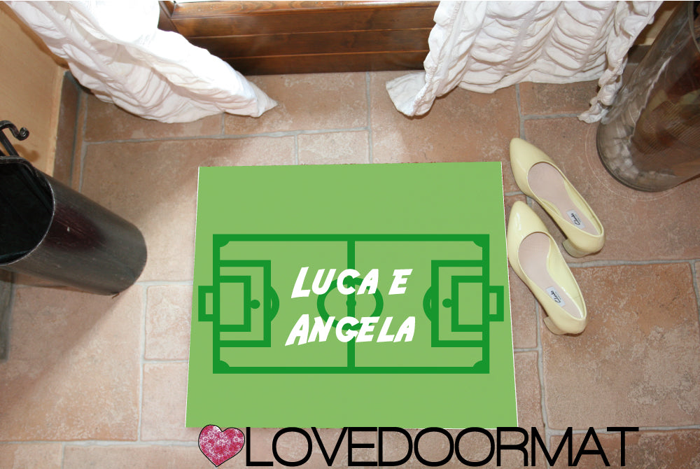 Zerbino Personalizzato – Campo Calcio, Tuo Testo – LOVEDOORMAT in Feltro, Fondo in Gomma, 100% asciugapassi