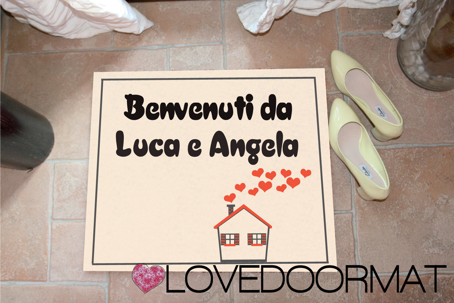 Tappeto Personalizzato – Casa Rossa, Tuo Testo – LOVEDOORMAT in Feltro e Gomma
