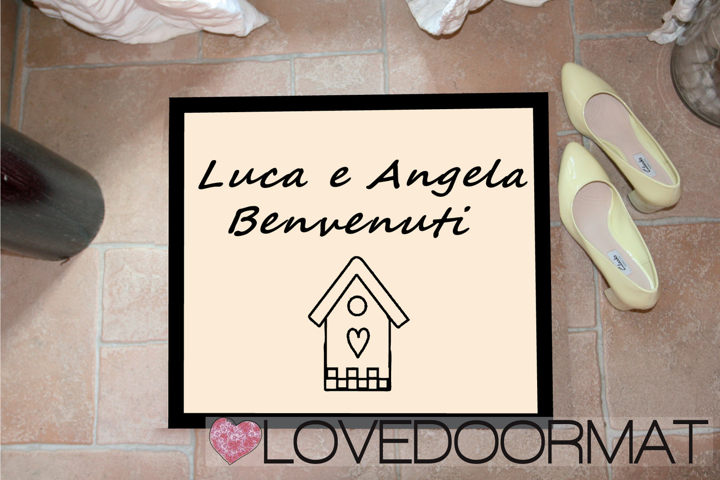 Zerbino Personalizzato – Casetta, Bordi, Tuo Testo – LOVEDOORMAT in Feltro, Fondo in Gomma, 100% asciugapassi