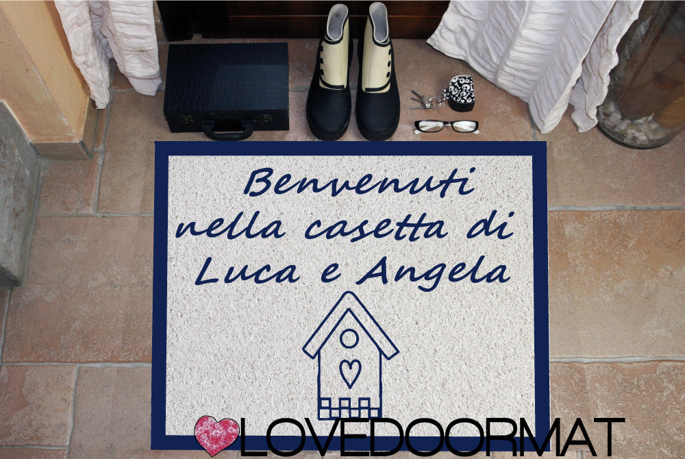 Zerbino Personalizzato – Casetta, Bordi, Tuo Testo – LOVEDOORMAT in Pvc, Fondo in Gomma, 100% Impermeabile