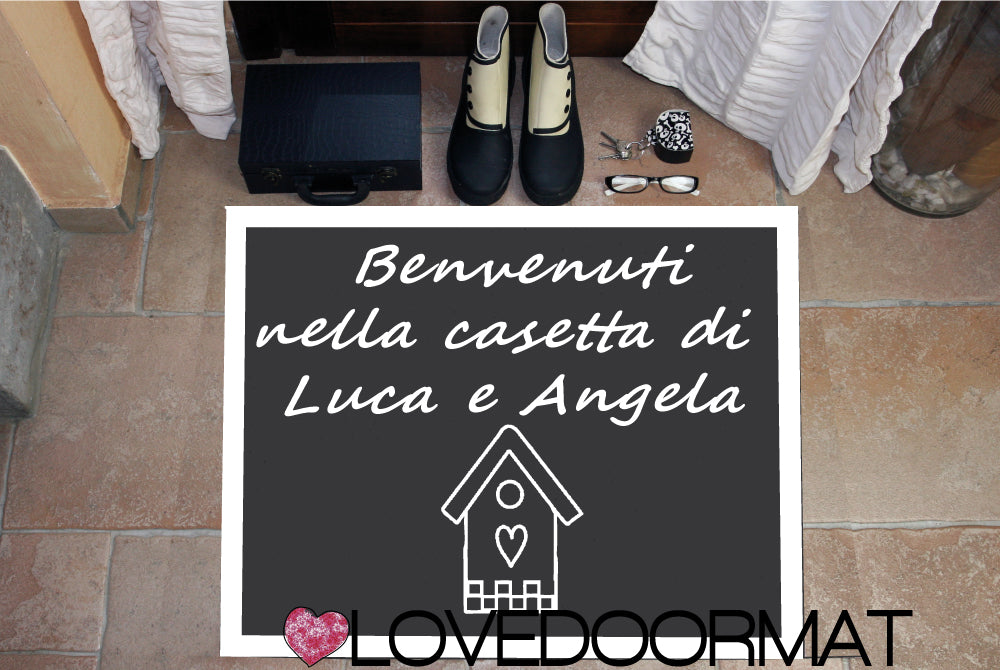 Zerbino Personalizzato – Casetta, Bordi, Tuo Testo – LOVEDOORMAT in Pvc, Fondo in Gomma, 100% Impermeabile