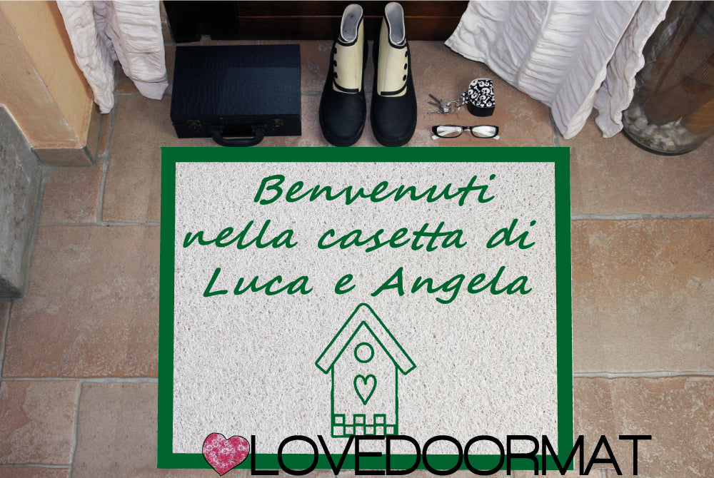 Zerbino Personalizzato – Casetta, Bordi, Tuo Testo – LOVEDOORMAT in Pvc, Fondo in Gomma, 100% ImpermeabileZerbino Personalizzato – Casetta, Bordi, Tuo Testo – LOVEDOORMAT in Pvc, Fondo in Gomma, 100% Impermeabile