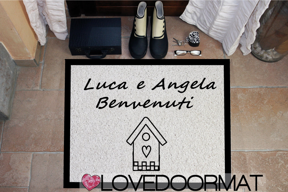 Zerbino Personalizzato – Casetta, Bordi, Tuo Testo – LOVEDOORMAT in Pvc, Fondo in Gomma, 100% Impermeabile