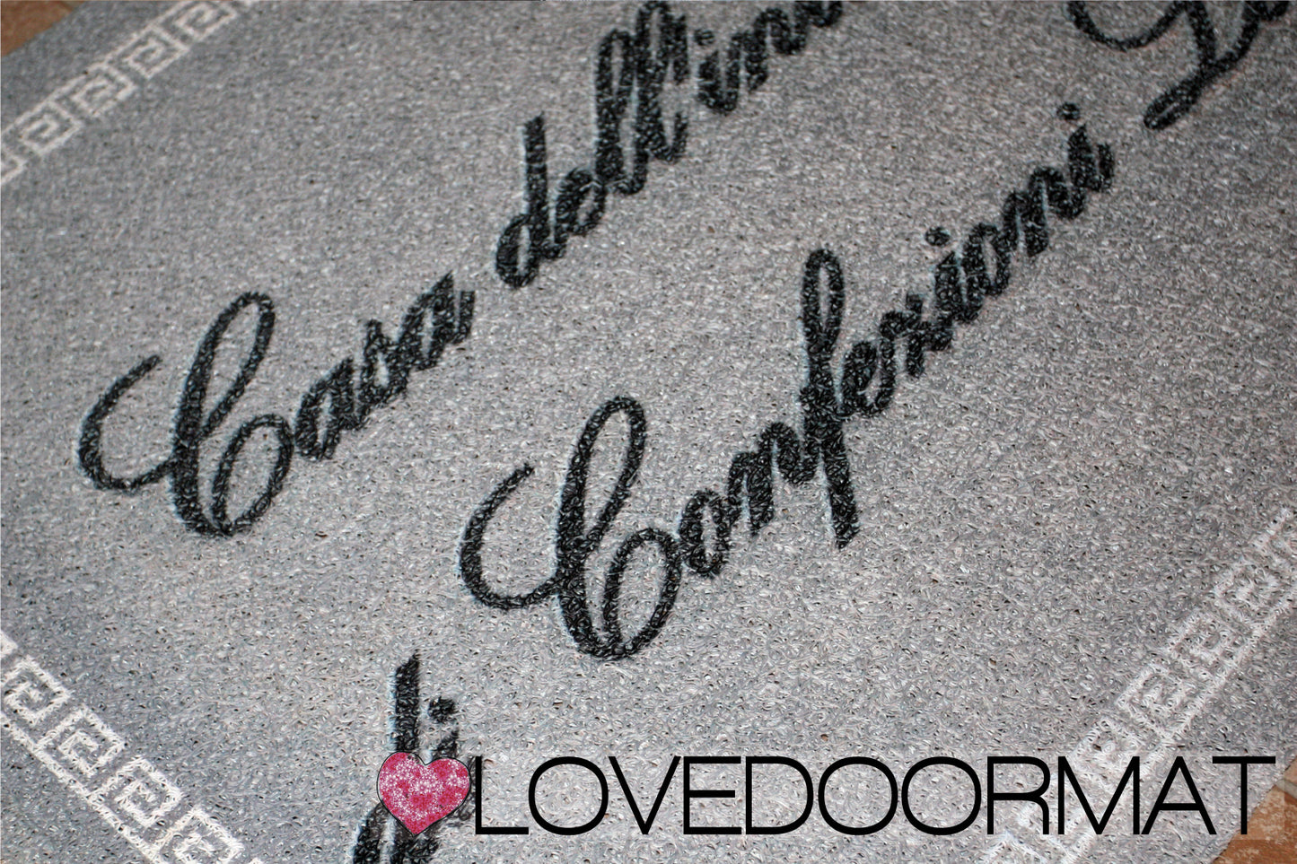 Zerbino Personalizzato – Cornice Greca, Tuo Testo – LOVEDOORMAT in Pvc, Fondo in Gomma, 100% Impermeabile