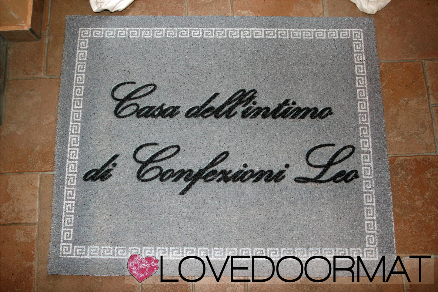 Zerbino Personalizzato – Cornice Greca, Tuo Testo – LOVEDOORMAT in Pvc, Fondo in Gomma, 100% Impermeabile