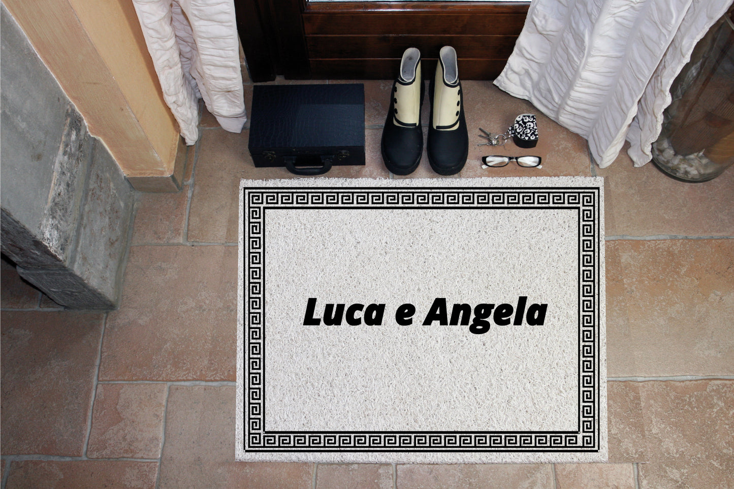 Zerbino Personalizzato – Cornice Greca, Tuo Testo – LOVEDOORMAT in Pvc, Fondo in Gomma, 100% Impermeabile