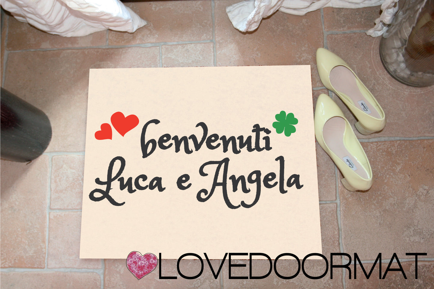 LOVEDOORMAT ® Zerbino Personalizzato – Cuori, Quadrifoglio, Tuo Testo – in Feltro, Fondo in Gomma Antiscivolo. Tutte le Dimensioni Su Misura. Artigianale, Fatto a mano in Italia. Lavabile in Lavatrice
