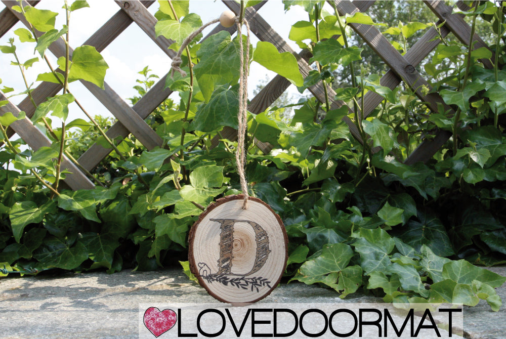 D - Rondella - Monogramma - LOVEDOORMAT in Legno, 100% BIO, dipinto a mano con Lettera D e Design, da appendere, cm 40x12x3
