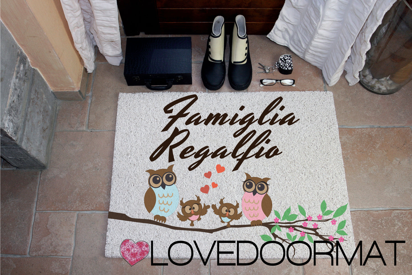 Zerbino Personalizzato – Famiglia Gufi – LOVEDOORMAT in Pvc, Fondo in Gomma e Con I Tuoi Personaggi