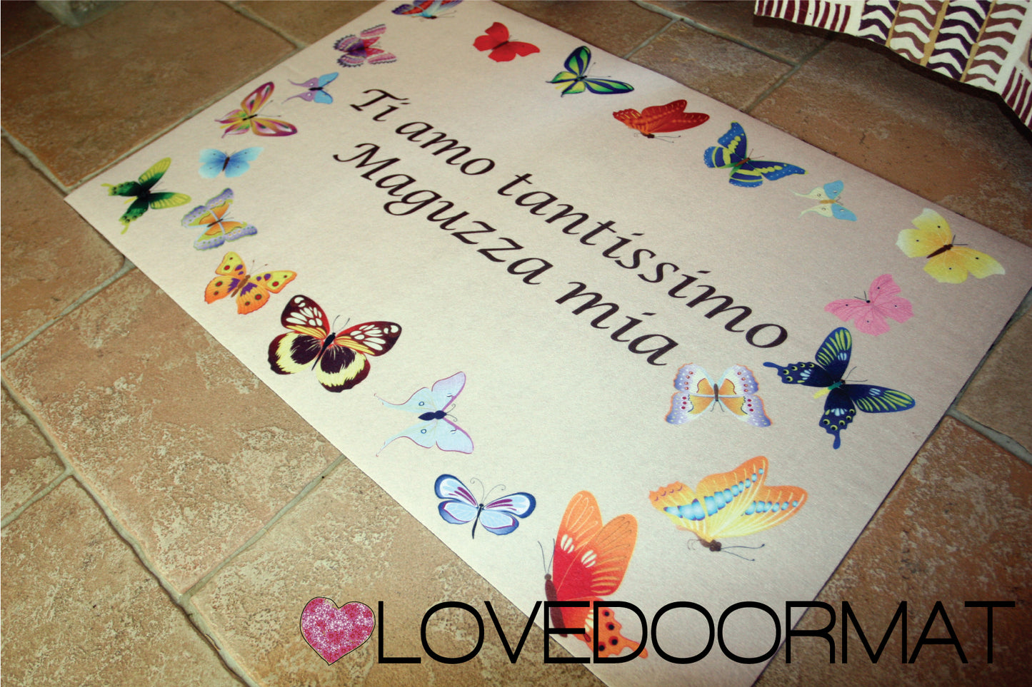 Tappeto Personalizzato – Farfalle, Tuo Testo – LOVEDOORMAT in Feltro e Gomma