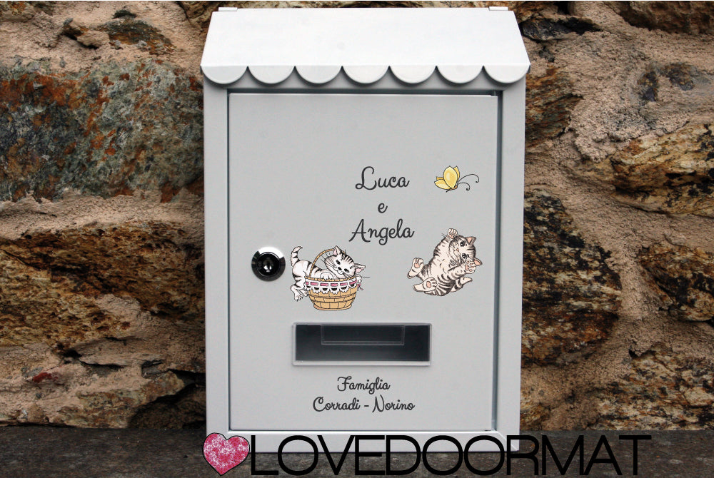 Cassetta Posta Personalizzata – Gatti e Farfalla – LOVEDOORMAT In Acciaio Dipinto cm 30x21x7