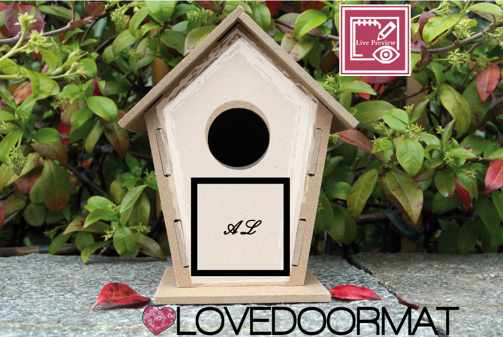 Live Preview Casetta Uccelli Personalizzata – Tue Iniziali in Cornice – LOVEDOORMAT in Legno cm 17,5x12x3,4