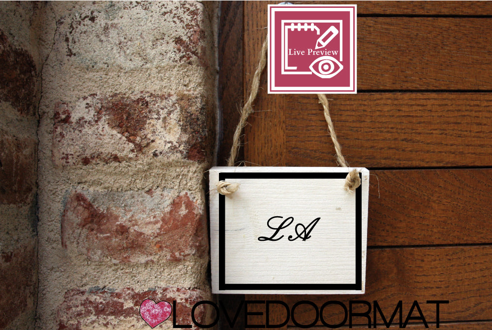 Live Preview Targa Personalizzata da appendere – Tue Iniziali in Cornice – LOVEDOORMAT in Legno