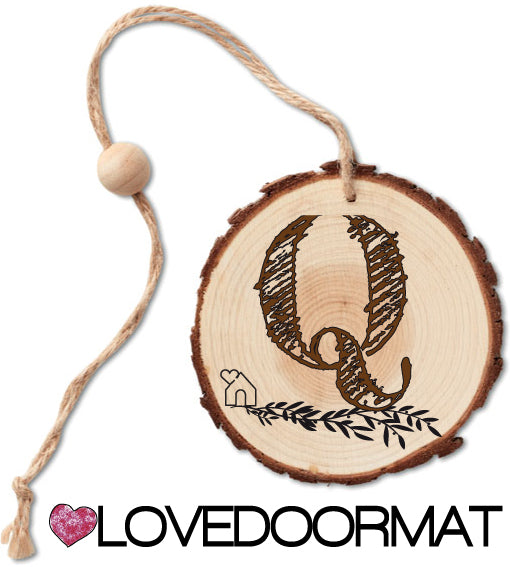 Rondella - Monogramma - LOVEDOORMAT in Legno, 100% BIO, dipinto a mano con Lettera Q e Design, da appendere, cm 40x12x3