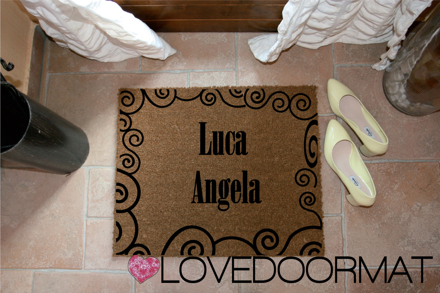Zerbino Personalizzato – Volute, Tuo Testo – LOVEDOORMAT in Cocco, Fondo in Gomma 100% BIOZerbino Personalizzato – Volute, Tuo Testo – LOVEDOORMAT in Cocco, Fondo in Gomma 100% BIO