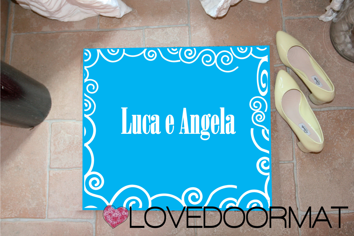 Zerbino Personalizzato – Volute, Tuo Testo – LOVEDOORMAT in Feltro, Fondo in Gomma, 100% asciugapassi