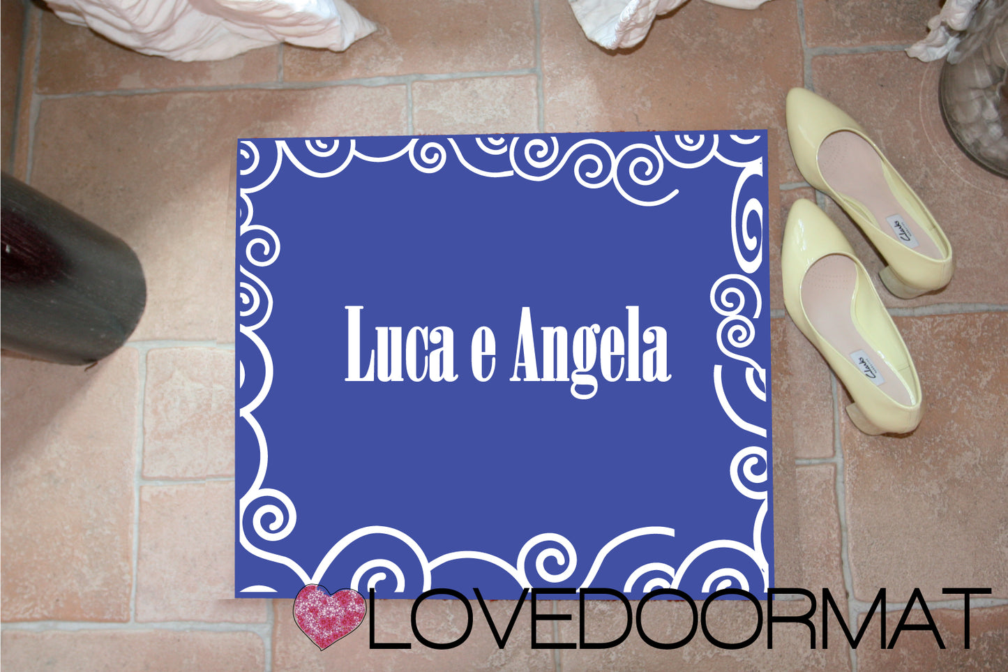 Zerbino Personalizzato – Volute, Tuo Testo – LOVEDOORMAT in Feltro, Fondo in Gomma, 100% asciugapassi