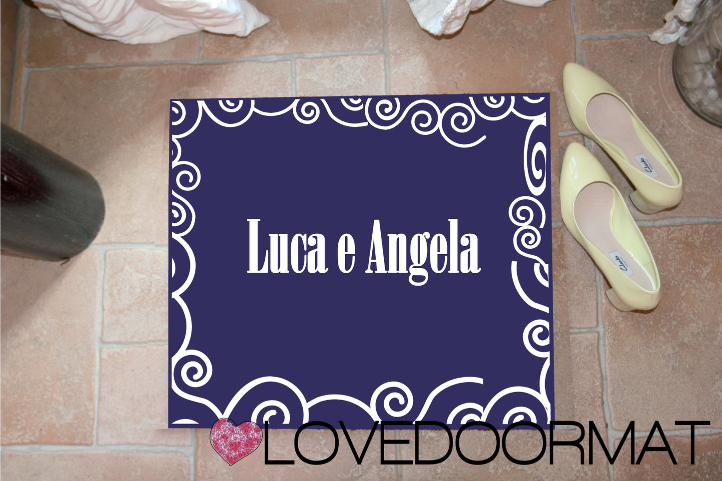 Zerbino Personalizzato – Volute, Tuo Testo – LOVEDOORMAT in Feltro, Fondo in Gomma, 100% asciugapassi
