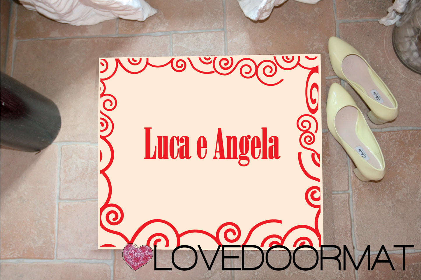 Zerbino Personalizzato – Volute, Tuo Testo – LOVEDOORMAT in Feltro, Fondo in Gomma, 100% asciugapassi