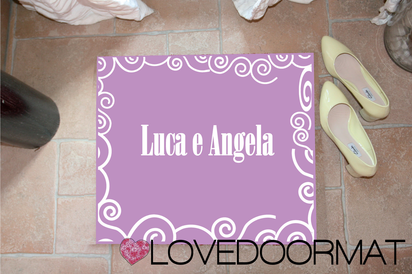 Zerbino Personalizzato – Volute, Tuo Testo – LOVEDOORMAT in Feltro, Fondo in Gomma, 100% asciugapassi