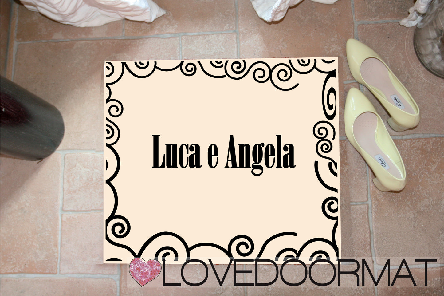 Zerbino Personalizzato – Volute, Tuo Testo – LOVEDOORMAT in Feltro, Fondo in Gomma, 100% asciugapassi