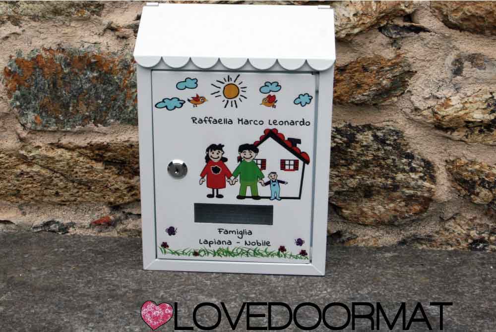 Cassetta Postale Personalizzata – Fumetto Famiglia – LOVEDOORMAT In Acciaio Dipinto cm 30x21x7