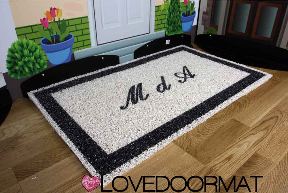 Zerbino Personalizzato da Esterno – Tue Iniziali in Cornice – LOVEDOORMAT in Pvc, Fondo in Gomma e Con Il Tuo Testo