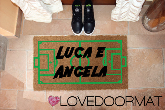 Zerbino Personalizzato – Campo Calcio, Tuo Testo – LOVEDOORMAT in Cocco, Fondo in Gomma 100% BIO