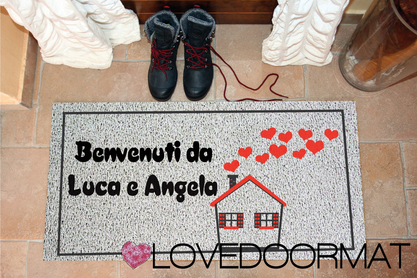 Zerbino Personalizzato – Casa Rossa, Tuo Testo – LOVEDOORMAT in Pvc, Fondo in Gomma