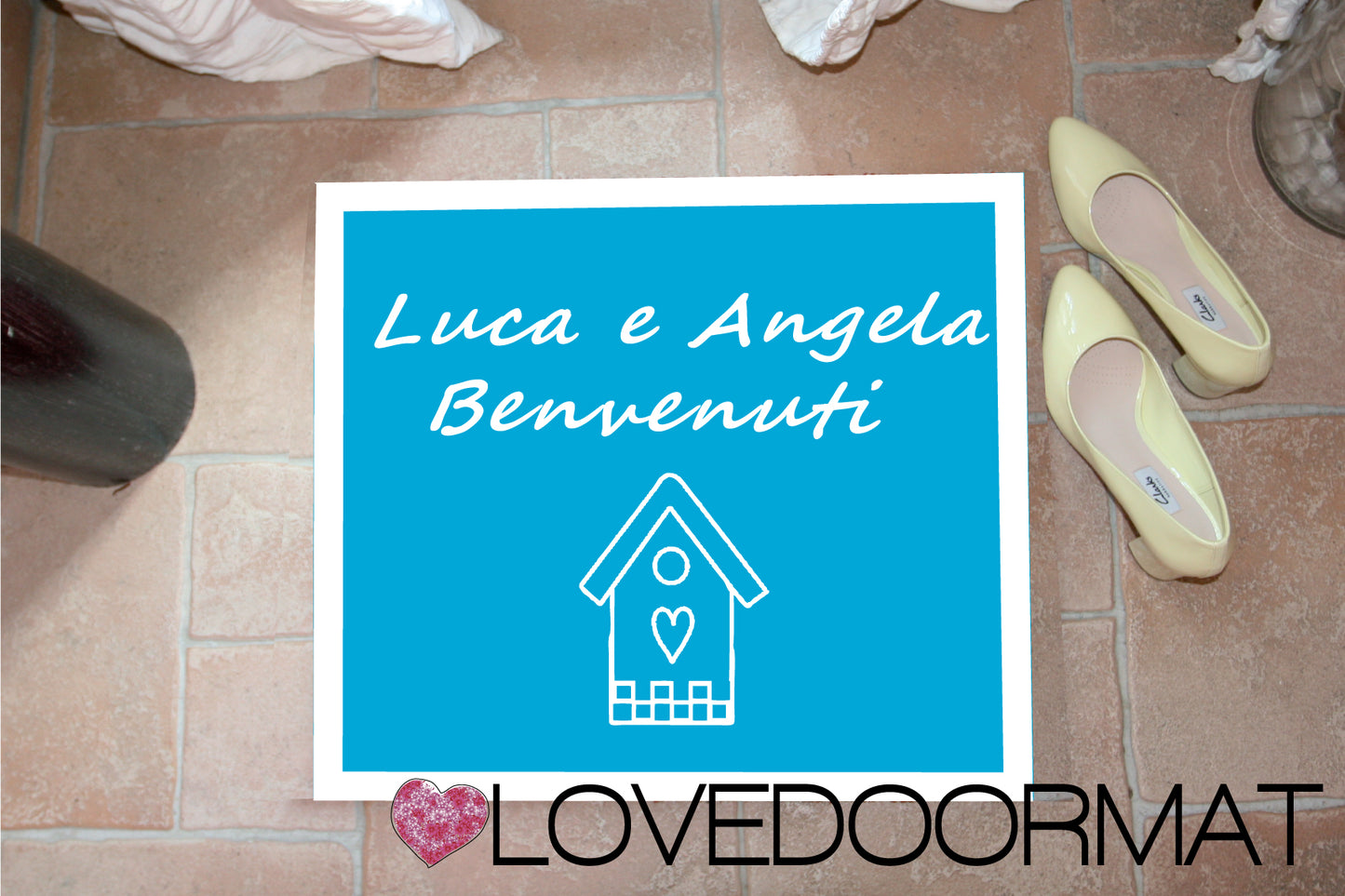 Zerbino Personalizzato – Casetta, Bordi, Tuo Testo – LOVEDOORMAT in Feltro, Fondo in Gomma, 100% asciugapassi