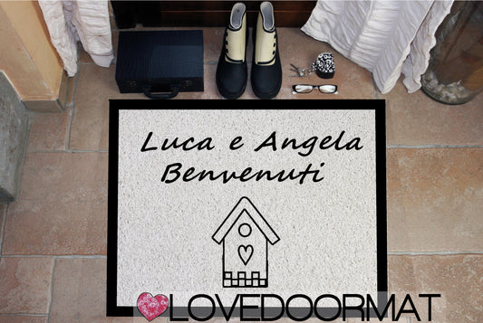 Zerbino Personalizzato – Casetta, Bordi, Tuo Testo – LOVEDOORMAT in Pvc, Fondo in Gomma, 100% Impermeabile