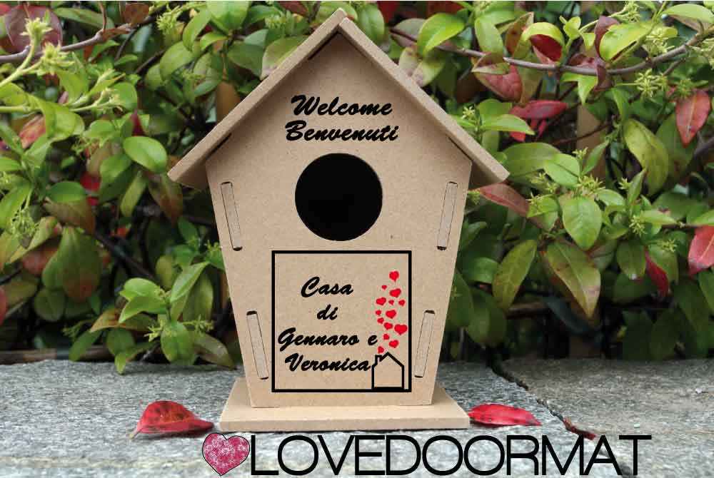 Casetta Uccelli Personalizzata – Benvenuti Casa, Tuo Testo – LOVEDOORMAT in Legno cm 17,5x12x3,4