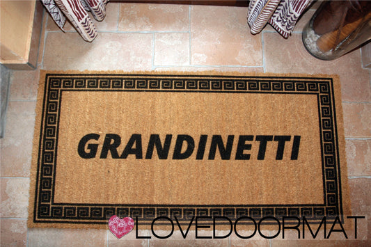 Zerbino Personalizzato – Cornice Greca, Tuo Testo – LOVEDOORMAT in Cocco, Fondo in Gomma 100% BIO