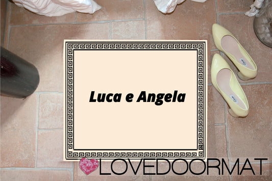 Zerbino Personalizzato – Cornice Greca, Tuo Testo – LOVEDOORMAT in Feltro, Fondo in Gomma, 100% asciugapassi