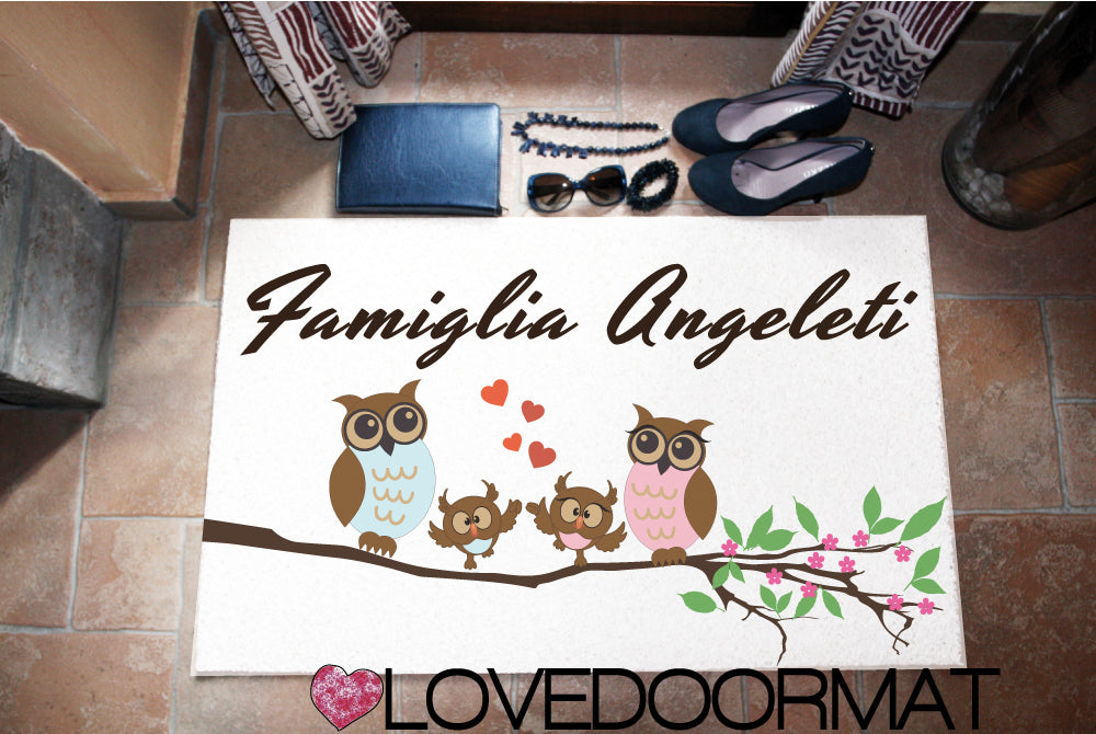 Tappeto Personalizzato – Famiglia Gufi – LOVEDOORMAT in Feltro e Gomma e Con I Tuoi Personaggi