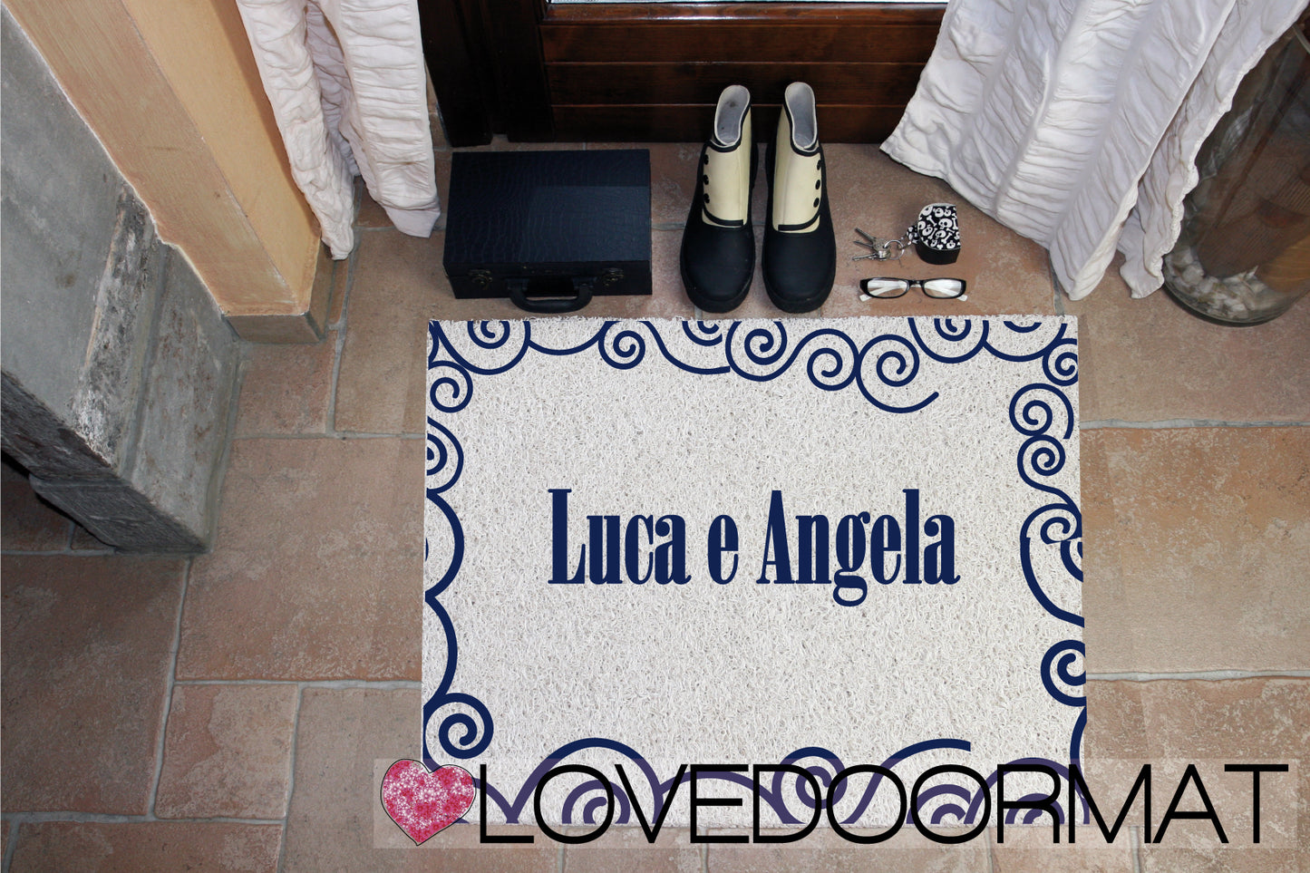 Zerbino Personalizzato – Volute, Tuo Testo – LOVEDOORMAT in Pvc, Fondo in Gomma, 100% Impermeabile