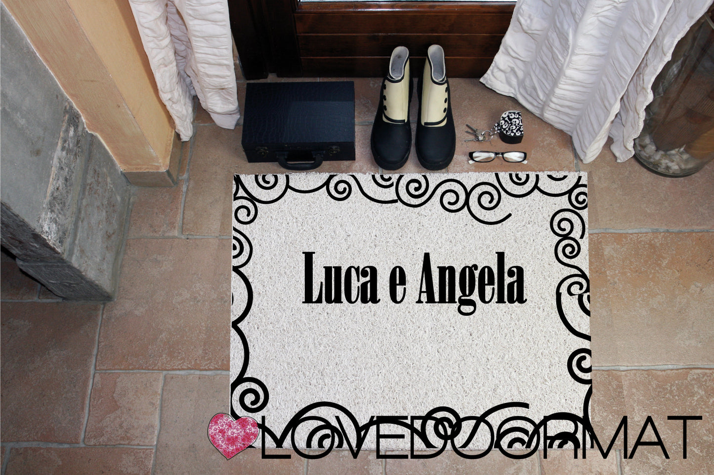 Zerbino Personalizzato – Volute, Tuo Testo – LOVEDOORMAT in Pvc, Fondo in Gomma, 100% Impermeabile