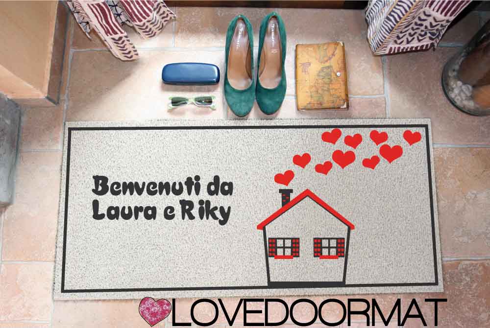 Zerbino Personalizzato – Casa Rossa, Tuo Testo – LOVEDOORMAT in Pvc, Fondo in Gomma