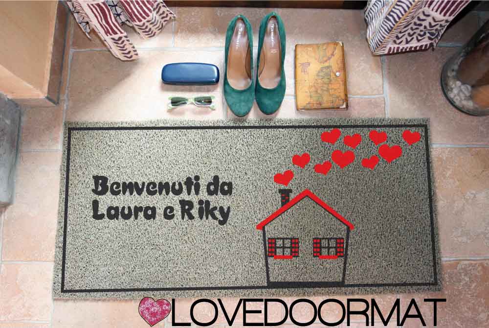 Zerbino Personalizzato – Casa Rossa, Tuo Testo – LOVEDOORMAT in Pvc, Fondo in Gomma