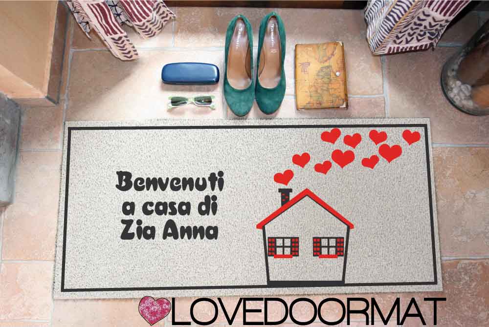 Zerbino Personalizzato – Casa Rossa, Tuo Testo – LOVEDOORMAT in Pvc, Fondo in Gomma