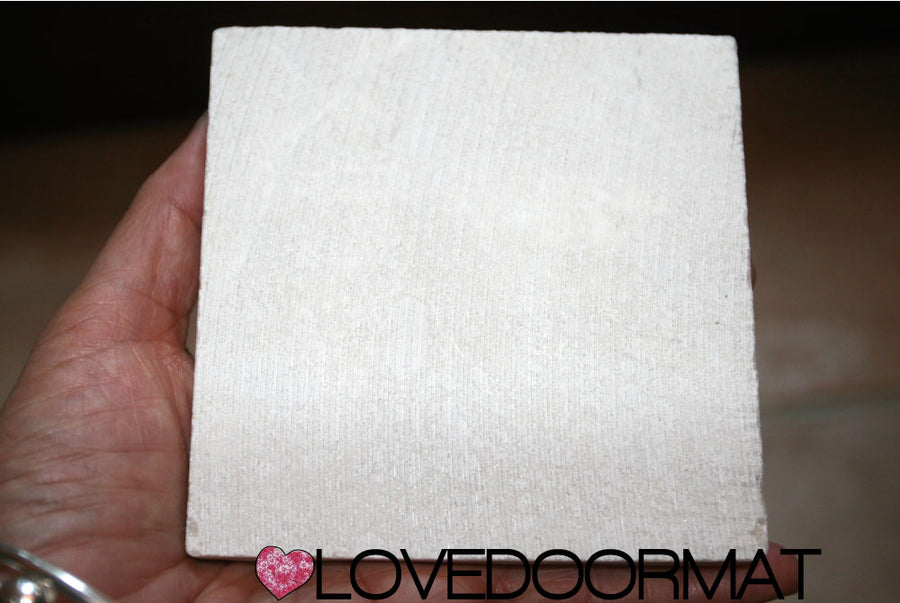 Lato posteriore della Formella Personalizzata – Tue Iniziali in Cornice – LOVEDOORMAT In Marmo Botticino Naturale cm 10x10x1