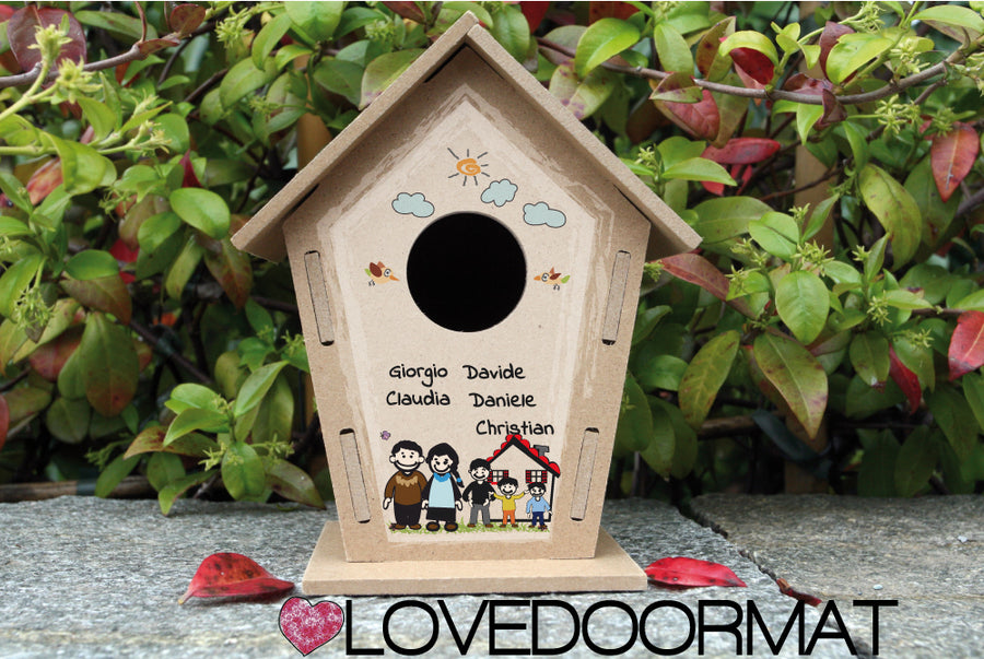 Casetta Uccelli Personalizzata – Fumetto Famiglia – LOVEDOORMAT in Legno cm 17,5x12x3,4