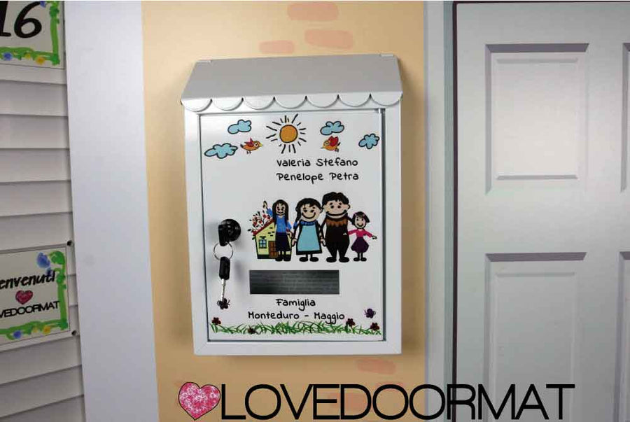 Cassetta Postale Personalizzata – Fumetto Famiglia – LOVEDOORMAT In Acciaio Dipinto cm 30x21x7