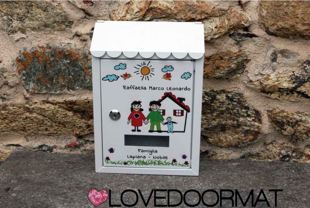 Cassetta Postale Personalizzata – Fumetto Famiglia – LOVEDOORMAT In Acciaio Dipinto cm 30x21x7