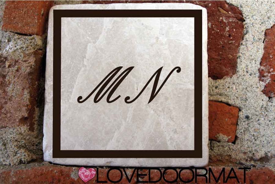 Formella Personalizzata – Tue Iniziali in Cornice – LOVEDOORMAT In Marmo Botticino Naturale cm 10x10x1