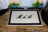 Zerbino Personalizzato da Esterno – Tue Iniziali in Cornice – LOVEDOORMAT in Pvc, Fondo in Gomma e Con Il Tuo Testo