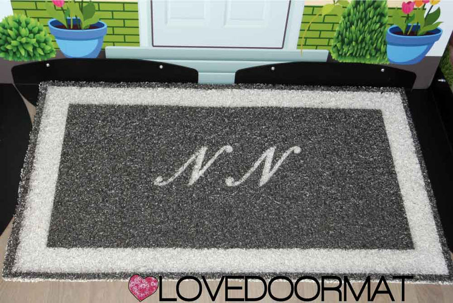 Zerbino Personalizzato da Esterno – Tue Iniziali in Cornice – LOVEDOORMAT in Pvc, Fondo in Gomma e Con Il Tuo Testo