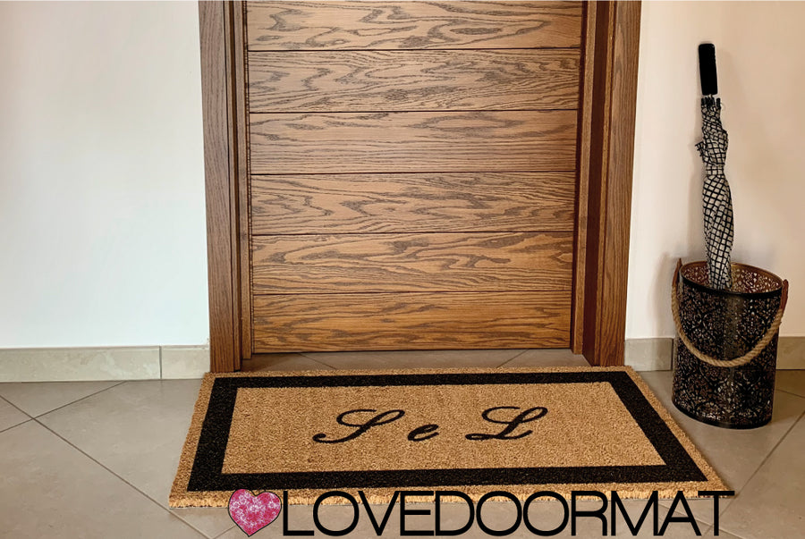 Zerbino Personalizzato – Tue Iniziali in Cornice – LOVEDOORMAT in Cocco, Fondo in Gomma 100% BIO e Con Il Tuo Testo